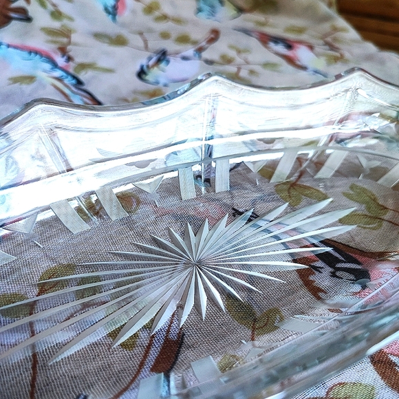 Etched Glass Frosted Vintage Scalloped Edge Elegant Relish Serving Dish - Picture 6 of 9